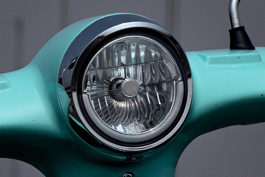 Avera Retrosa Headlight View