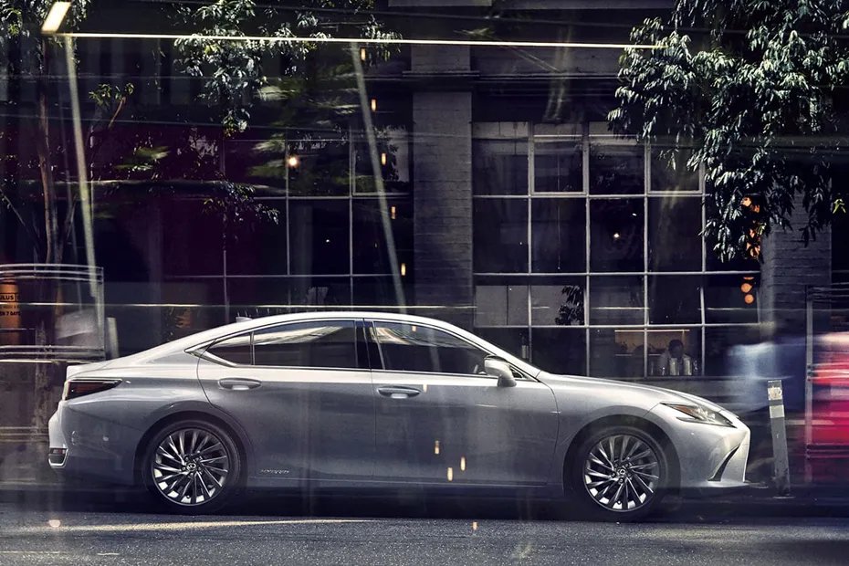 Lexus ES Right Side View