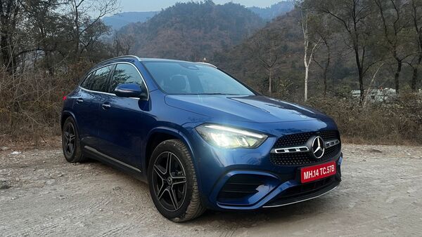 Mercedes-Benz GLA Front Right Side