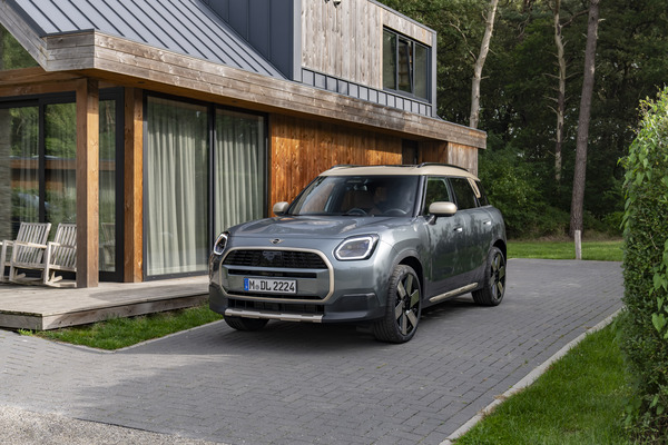 MINI Countryman E Front Left Side