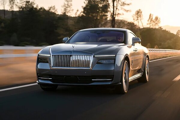 Rolls-Royce Spectre Front Left Side